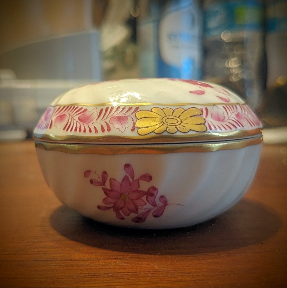 Herend Hungary Porcelain Hand Painted 'Chinese Bouquet' Raspberry box with lid
